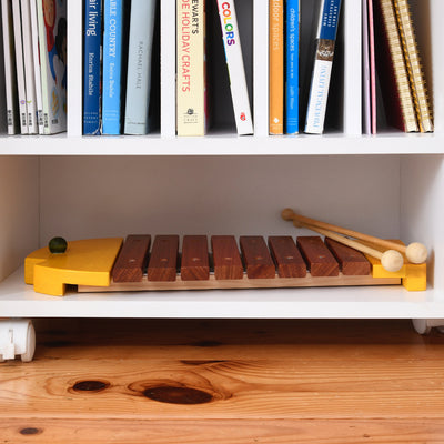 【おもちゃの収納もお任せ】
下段のオープンスペースには、ピアニカや鍵盤ハーモニカ、お絵かきセットなど、少し背の高いおもちゃや道具もきれいに収納できます。