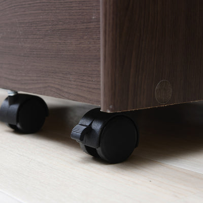 ストッパー付きのキャスターなので、その場でしっかり固定して使えて、お掃除やレイアウト変更もスムーズに行えます。