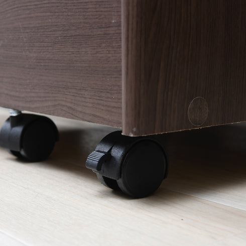 ストッパー付きのキャスターなので、その場でしっかり固定して使えて、お掃除やレイアウト変更もスムーズに行えます。