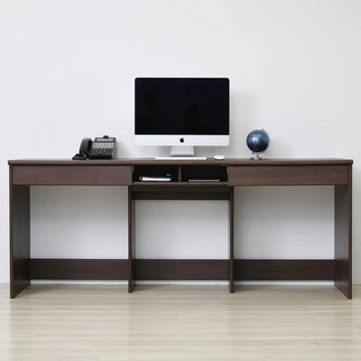 広々とした天板で機能面も充実した、作業がしやすいワイドデスク。