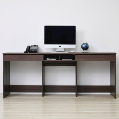 広々とした天板で機能面も充実した、作業がしやすいワイドデスク。