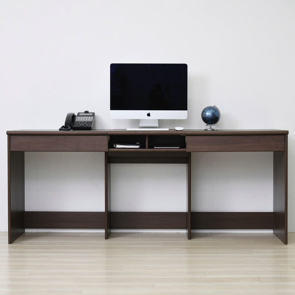 広々とした天板で機能面も充実した、作業がしやすいワイドデスク。