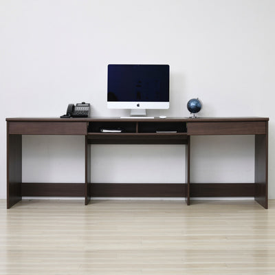 広々とした天板で機能面も充実した、作業がしやすいワイドデスク。