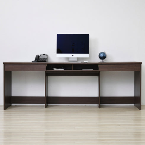 広々とした天板で機能面も充実した、作業がしやすいワイドデスク。