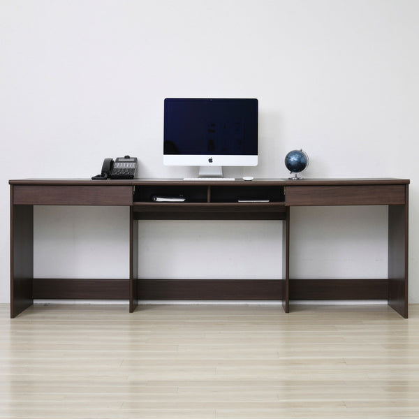 広々とした天板で機能面も充実した、作業がしやすいワイドデスク。