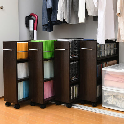 ちょっとした隙間に収まる省スペース設計なのに収納力は抜群で、本やメディア類、日用品のストックなどの収納に最適です。