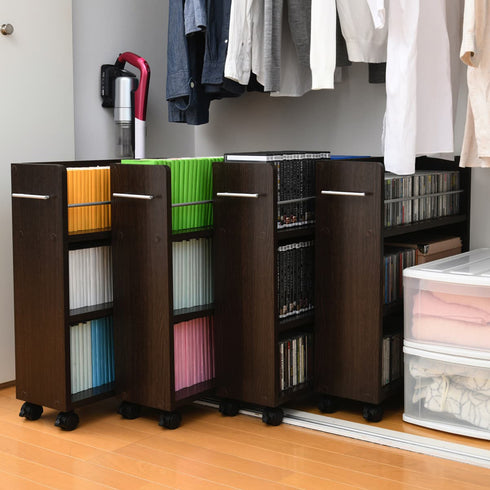 ちょっとした隙間に収まる省スペース設計なのに収納力は抜群で、本やメディア類、日用品のストックなどの収納に最適です。