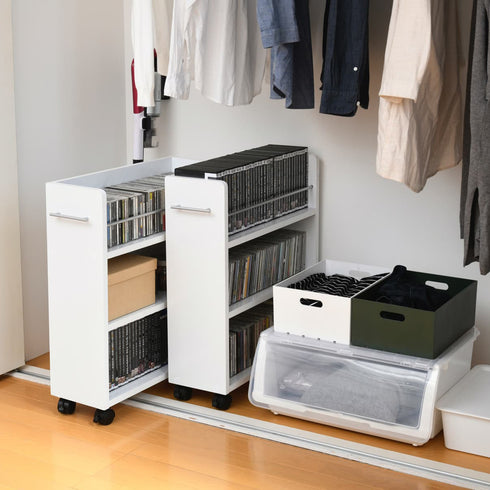 【驚きの収納力で一網打尽】
CDなら2個で約306枚、コミックなら約204冊も収納できるので、増え続けるコレクションもこれ一台で美しく収まります。