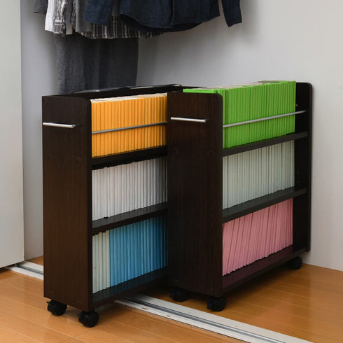 【縦の仕切りなしで自由自在】
縦の仕切りがないオープンな設計なので、ファイルや雑誌はもちろん、少し大きめのアイテムも収納しやすいです。