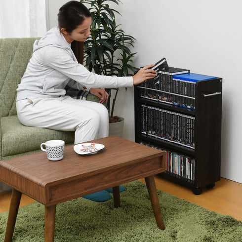 【リビングでも美しく馴染む】
美しい背面化粧仕上げでどこから見ても綺麗だから、リビングのソファ横などに置いてもお部屋の雰囲気を損ないません。