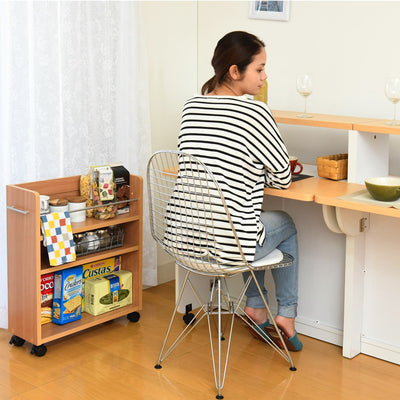 【キッチン脇にも、すっぽり】
キッチンやダイニングのちょっとした隙間も、このラックがあれば便利な収納スペースに早変わりし、食品ストックや調味料などをすっきりと整理できます。