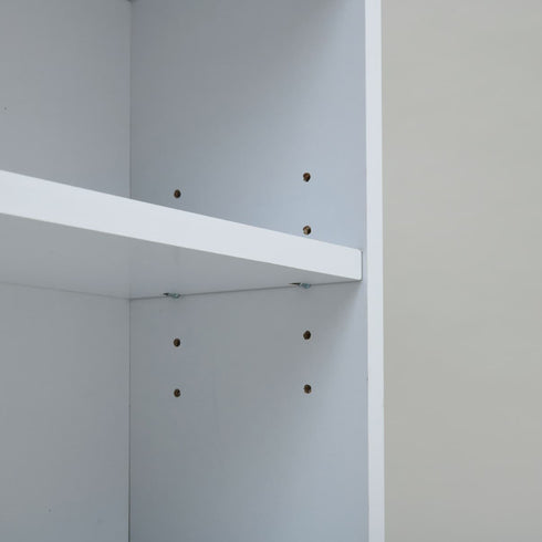 32mmピッチ5段階で調節できる可動棚は、収納するものに合わせて高さが調節できるので収納スペースを無駄なく使えます。