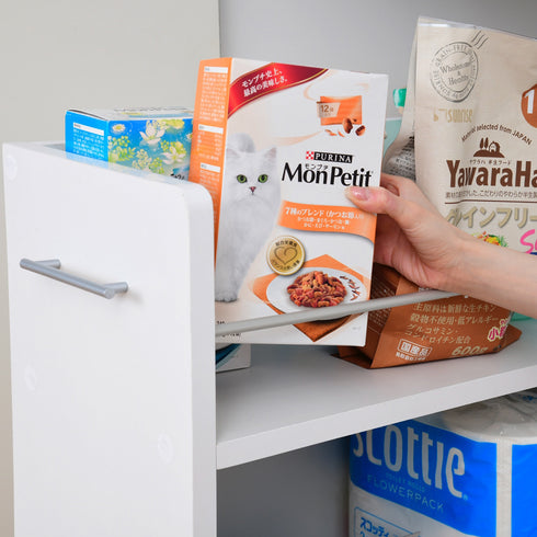 【落下防止バーで安心をプラス】
最上段には落下防止バーが付いているから、ペットフードや瓶類など、万が一の時も安心なうえ、さっと取り出したい物の収納に最適です。