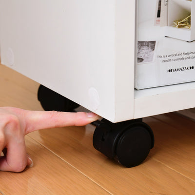 【足元でピタッと固定できる】
4つのキャスターのうち2つにはストッパーが付いているので、普段はしっかり固定し、移動させたい時だけ軽く動かせて安全です。