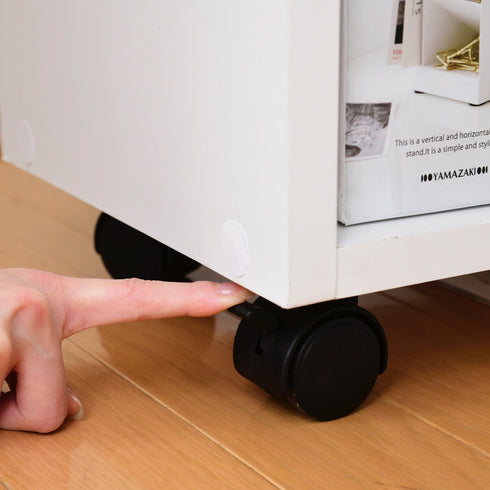 【足元でピタッと固定できる】
4つのキャスターのうち2つにはストッパーが付いているので、普段はしっかり固定し、移動させたい時だけ軽く動かせて安全です。