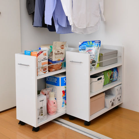 【デッドスペースを賢くストックへ】
クローゼットの角にぴったりと収まり、置き場所に困りがちな洗剤や食品のストックも、このラックがあればすっきりと整理整頓できます。