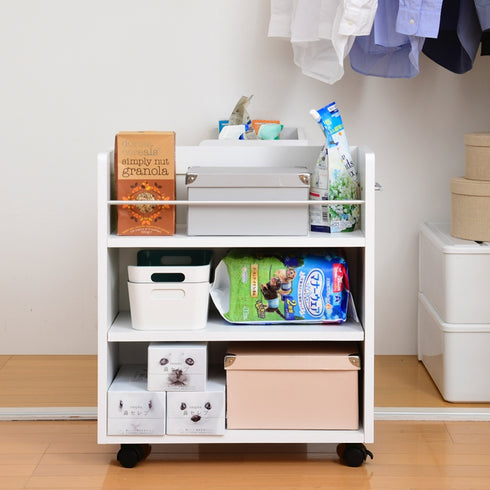 【大容量で探し物がすぐ見つかる】
縦の仕切りがないから、箱買いしたティッシュやかさばる物も自由に収納でき、キャスターでさっと引き出せば中身が一目で見渡せます。