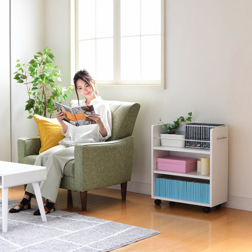 【リビングの主役にもなれる収納】
背面も美しい化粧仕上げなので、ソファの横に置けば、読みかけの雑誌や小物を置けるお洒落なサイドテーブルとしても活躍します。