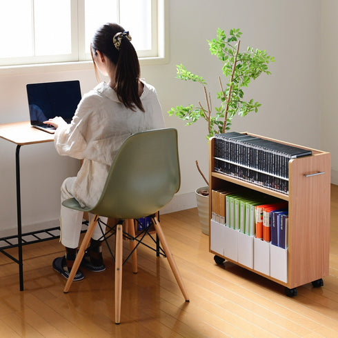 【在宅ワークの頼れる相棒】
A4ファイルがすっきり収まる設計は、増えがちな仕事の書類整理に最適で、キャスター付きだからデスク周りをいつでも快適な状態に保てます。