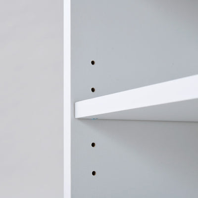 【無駄なく使える5段階の可動棚】
収納する物に合わせて棚の高さを3.2cmピッチで調節できるため、スペースを無駄にすることなく効率的な収納が実現します。