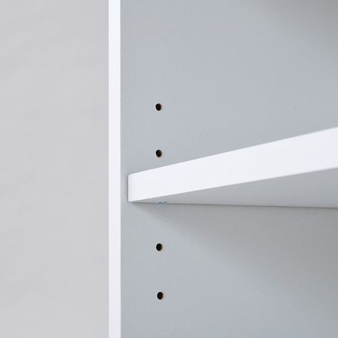 【無駄なく使える5段階の可動棚】
収納する物に合わせて棚の高さを3.2cmピッチで調節できるため、スペースを無駄にすることなく効率的な収納が実現します。