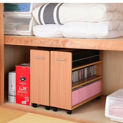 【趣味のコレクションもスッポリ】
増え続ける本やCD、DVDも、このラックならたっぷり収納でき、キャスター付きだから奥の物も簡単に出し入れ可能です。