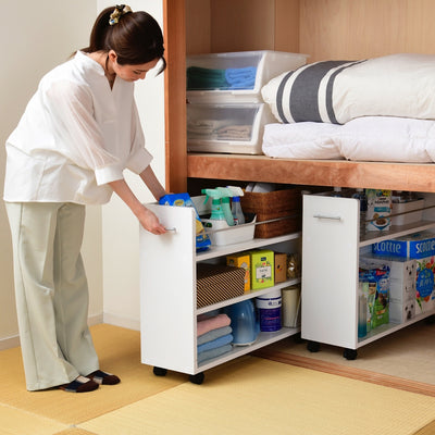 【女性でも軽々、出し入れ楽々】
取っ手とキャスターが付いているから、たっぷり収納しても女性の力でスムーズに引き出せ、奥の物もストレスなく取り出せます。