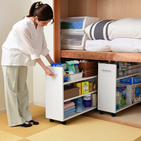 【女性でも軽々、出し入れ楽々】
取っ手とキャスターが付いているから、たっぷり収納しても女性の力でスムーズに引き出せ、奥の物もストレスなく取り出せます。