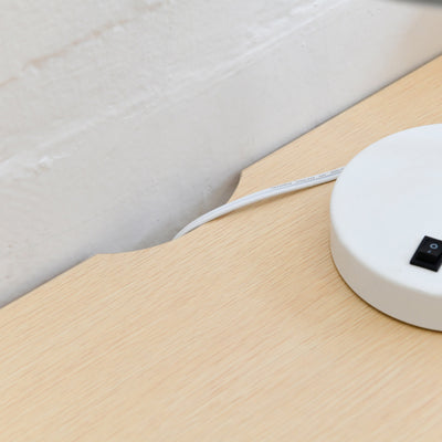 天板と背板には、コード類をまとめてすっきりさせることができる配線孔付きです。