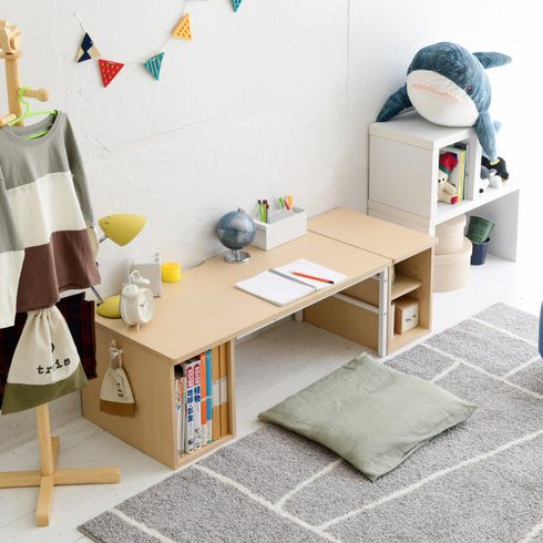 ロースタイルの状態でデスクの両脇にラックを設置すれば、よりワイドなデスクにも早変わりします。