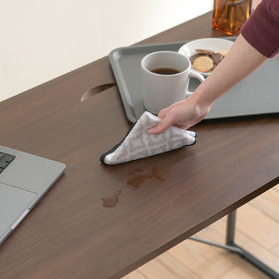 【お手入れ簡単で清潔】
水や傷に強いメラミン素材だから、飲み物をこぼしてもサッと拭くだけで清潔に保てる安心仕様です。