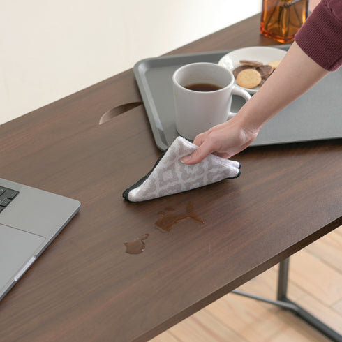 【お手入れ簡単で清潔】
水や傷に強いメラミン素材だから、飲み物をこぼしてもサッと拭くだけで清潔に保てる安心仕様です。