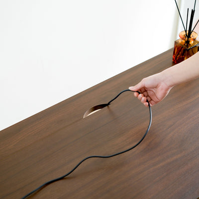 【コードも美しく収納】
天板に施されたスリットにより、電源コードや配線をすっきりまとめることができ、デスク上を常に整った状態に保てます。