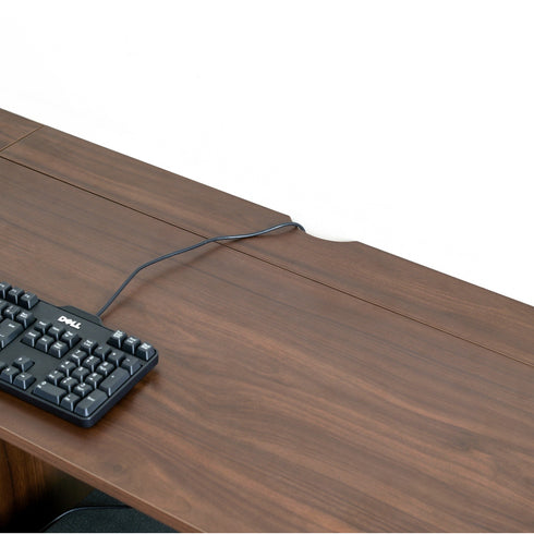 【外側にもスリット配置】
キーボードや周辺機器のコードを背面からスマートに通せる設計で、見た目も使い勝手も両立したデスクです。