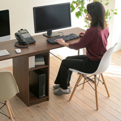 【使いやすさを追求した設計】
足元広々の構造と、配線を美しくまとめられる天板スリットで、快適かつスタイリッシュなデスク環境を実現します。