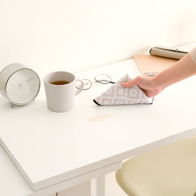 【汚れに強いメラミン化粧板】
天板は水や傷に強いメラミン素材を採用しており、飲み物をこぼしてもサッと拭き取れるので、簡単なお手入れで長く綺麗にお使いいただけます。