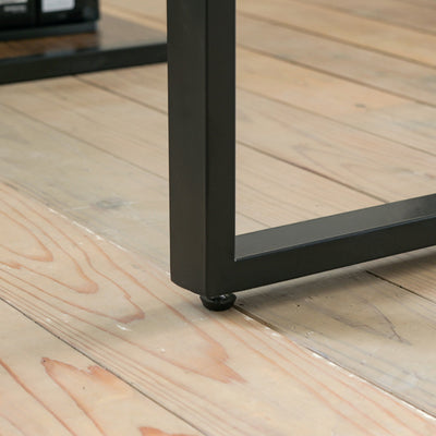 【ぐらつきを抑えるアジャスター】
脚部には高さの微調整が可能なアジャスターが付いているため、床のわずかな凹凸によるガタつきを抑え、安定した作業環境を保ちます。