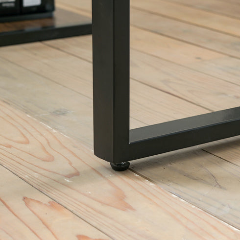 【ぐらつきを抑えるアジャスター】
脚部には高さの微調整が可能なアジャスターが付いているため、床のわずかな凹凸によるガタつきを抑え、安定した作業環境を保ちます。