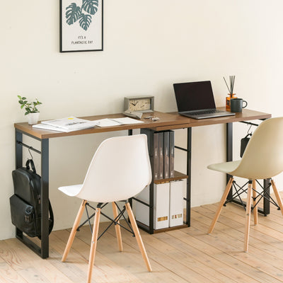 【並んで使える心地よい距離感】
横幅が広がるワイドスタイルなら、二人で並んで使っても窮屈さを感じさせず、リビングでの学習やリモートワークなど、様々なシーンで活躍するでしょう。