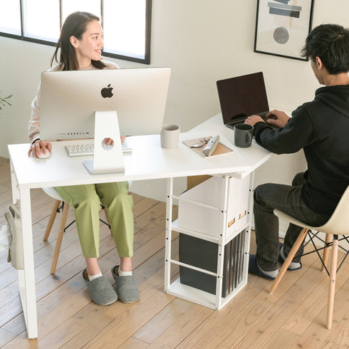 【向かい合って集中できる空間】
L字スタイルで向かい合って座れば、中央のラックが程よい仕切りとなり、お互いの気配を感じながらも、それぞれの作業にしっかりと集中できる環境が作れます。