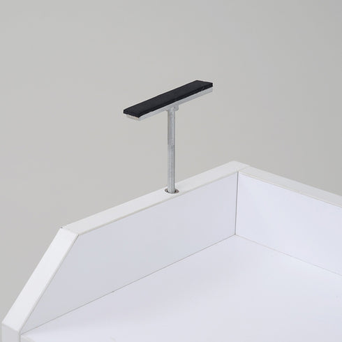 【もしもの時も安心の設計】
長さの違う2種類の突っ張り金具が、万が一の際の転倒やぐらつきをしっかり防いでくれるので、小さなお子様がいるご家庭でも安心してお使いいただけます。