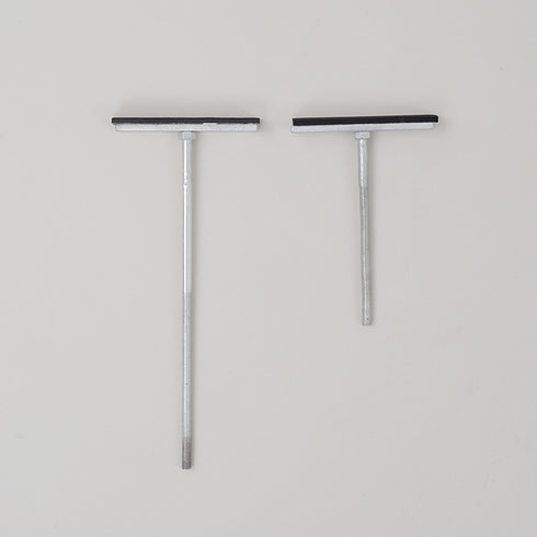 【高さ調節できる突っ張り金具】
設置する場所の高さに合わせて長さを変えられる2種類の金具が付属しているため、お部屋にぴったり合わせて設置することが可能です。