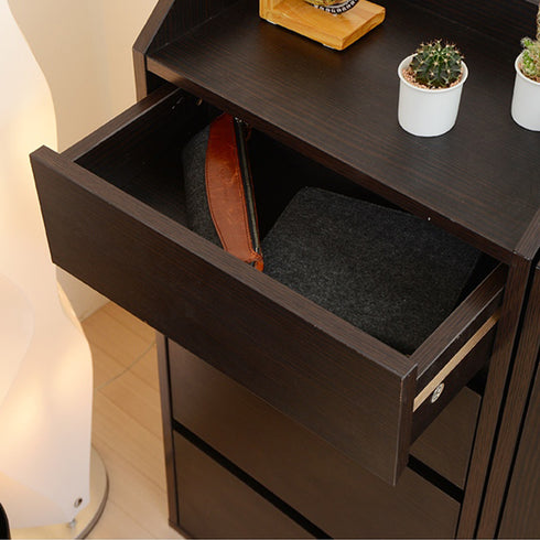 【見た目以上のたっぷり収納】
深さがそれぞれ違う4段の引き出しは、ポーチなどの少し厚みがあるものから、文庫本や小物まで、入れるものに合わせてすっきり整理できます。