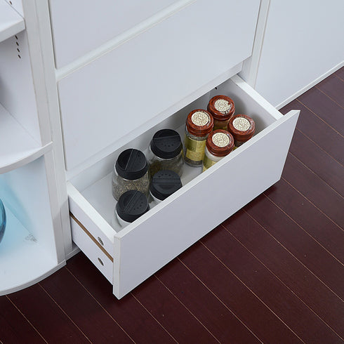 【スパイス類もまとめて収納】
キッチンのカウンター下で使えば、増えがちなスパイスの瓶なども深めの引き出しにまとめて収納でき、調理台を広々と使えます。