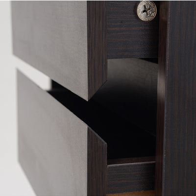 【細部までこだわりのデザイン】
お部屋の雰囲気を高める美しい木目調のシートや、開け閉めしやすいよう斜めにカットされた引き出しの縁など、細やかな工夫が光ります。