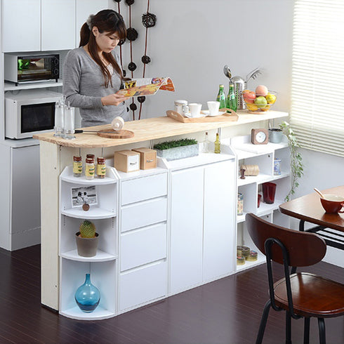 【憧れのキッチンカウンターに】
収納を組み合わせることで、対面キッチンのような憧れの空間が生まれ、調理スペースの確保はもちろん、細々したキッチン雑貨もすっきりと片付きます。