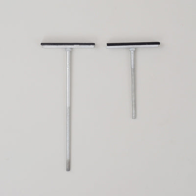 長さの違う突っ張り金具が2本ずつ付属で付いており、商品本体の転倒防止やぐらつき防止に役立ってくれます。