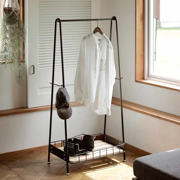 ヨーロッパの昔ながらの自転車のカゴをイメージしてデザインされたバイシクルケージシリーズ(Bicycle Cage Series)、通称「ビーワイケージシリーズ」のハンガーラック。