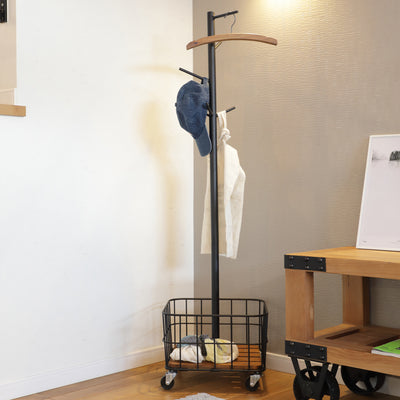 【日常をおしゃれに魅せる一台】
ヨーロッパの自転車カゴをモチーフにした遊び心あるデザインは、スチールと天然木の異素材ミックスが温かみを演出し、ただ置くだけでお部屋の雰囲気をぐっと高めてくれます。