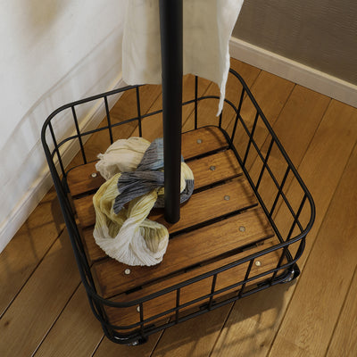 【足元の空間を、賢く活用】
つい床に置いてしまいがちなバッグや小物の指定席として活躍する足元のカゴは、デッドスペースを有効活用しながら、お出かけとただいまの動線をスムーズにしてくれます。